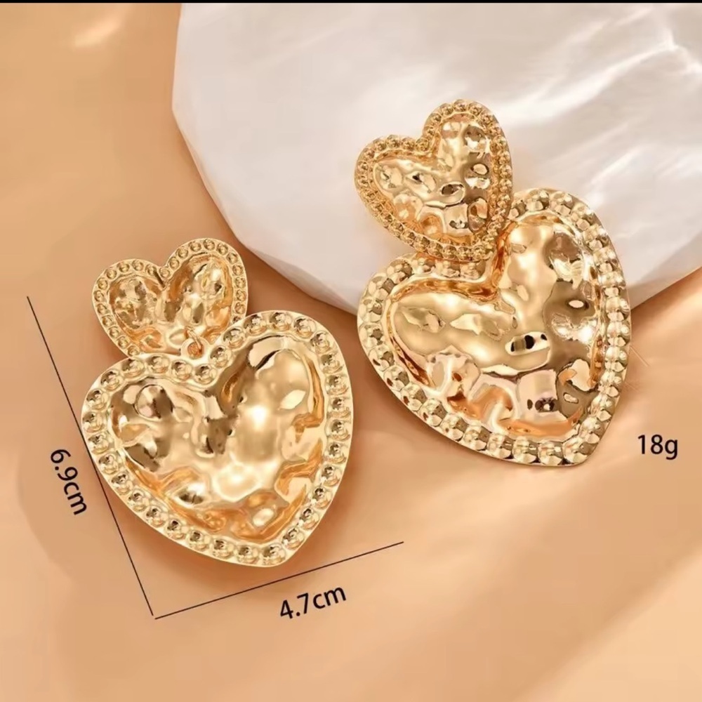 Zara gold  Heart-Shaped Earrings - Picture 4 of 4